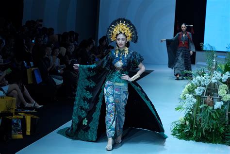  Jakarta Fashion Week: 2017's Cultural Fusion Extravaganza Showcasing Indonesia's Rising Star